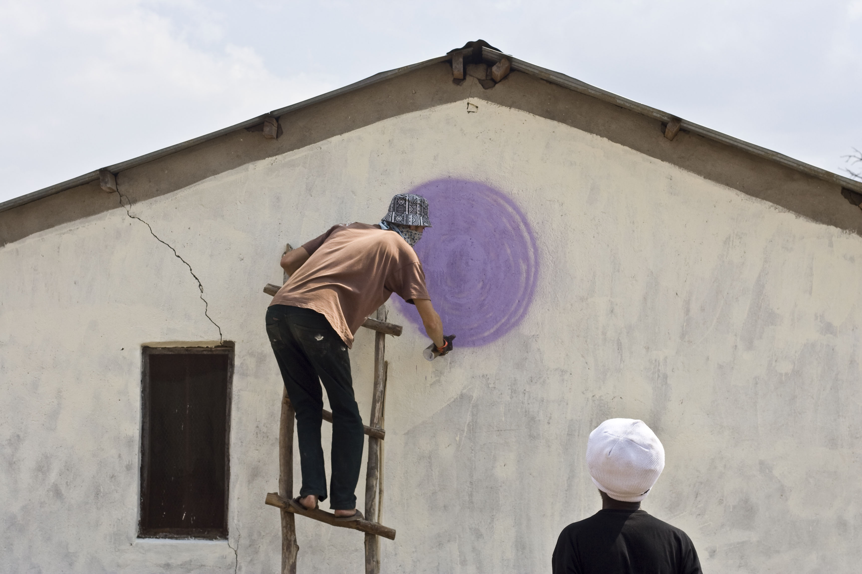 04 mook lion paints the moon_chipoka village_malawi © Robyn Perros