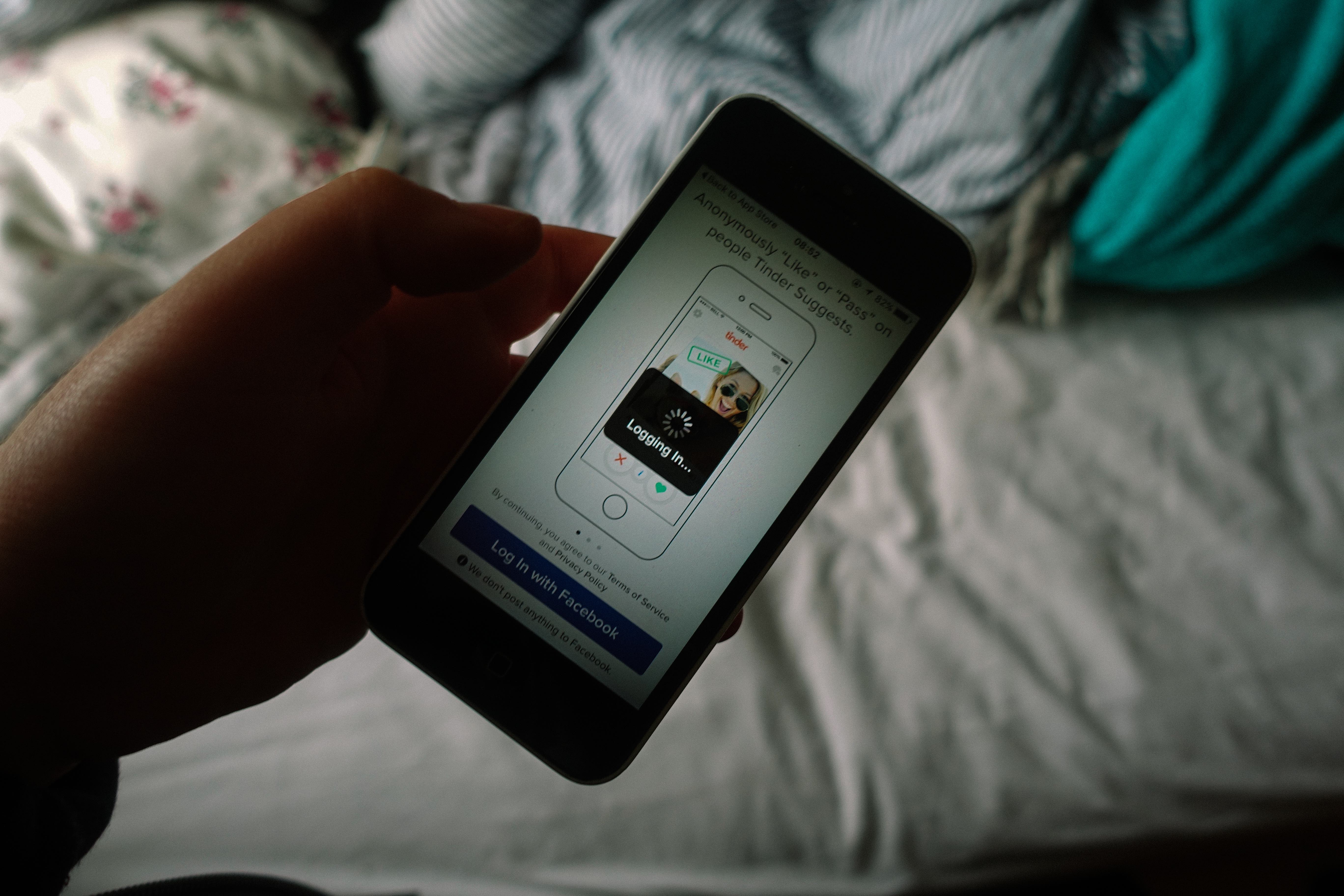 tinderphoneTAYLORMCGRAA-2