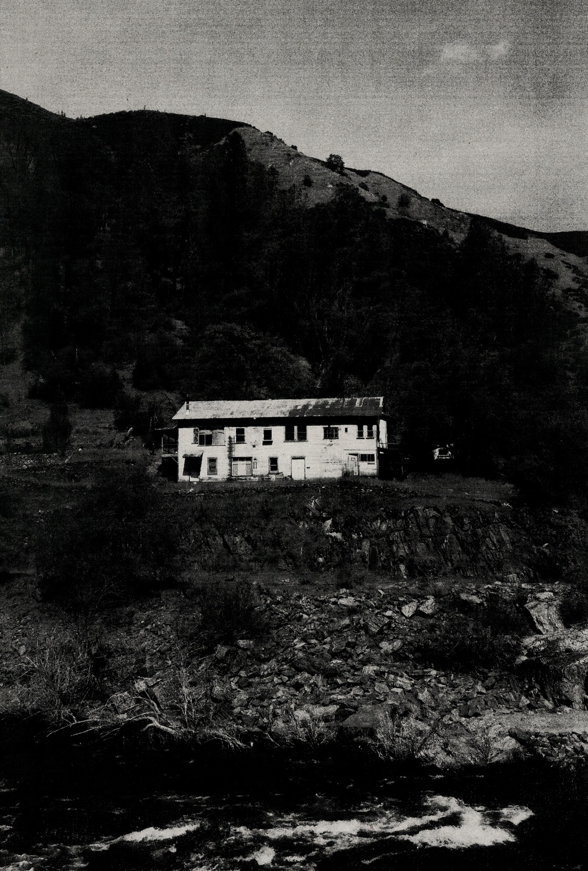 HOUSE_ON_HILL_1_OFF_WHITE