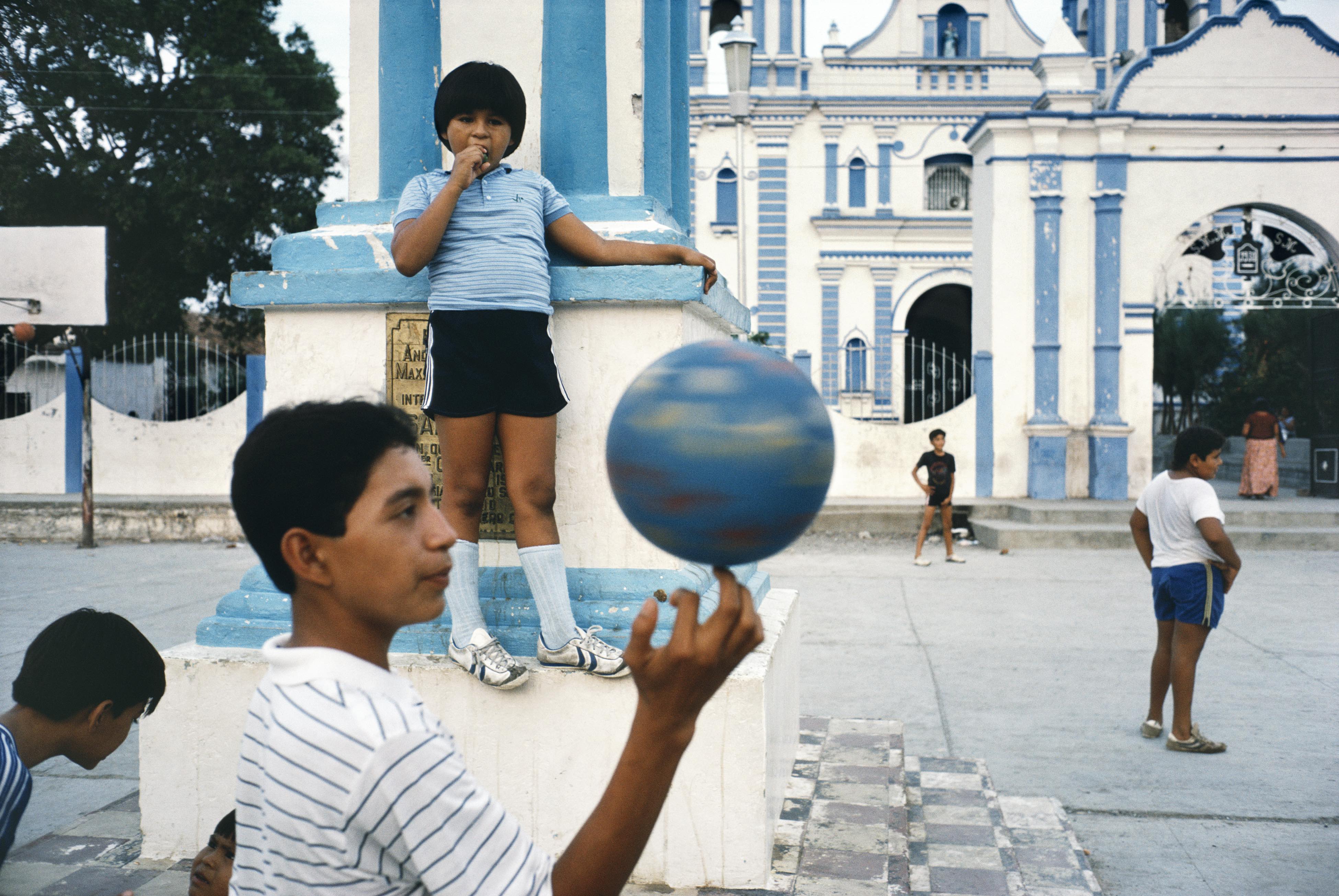 Tehunatepec, Mexico. © Alex Webb from Slant Rhymes.